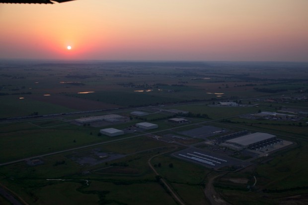 Die Fotografien von Googles Rechenzentren vor und nach der Bearbeitung (Bild: Connie Zhou/Google)